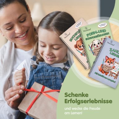Frau und Kind sitzen zusammen und betrachten ein Geschenk mit einem Schleifenband.
